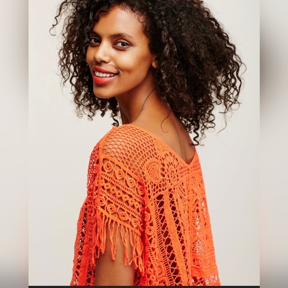 FREE PEOPLE CORAL Orange GEORGIA CROCHET HOBO FRINGE PONCHO TOP O/S Bohemian - Picture 3 of 7